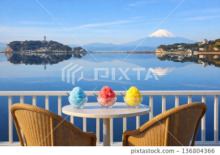 從海邊咖啡館眺望江之島和富士山 136804366