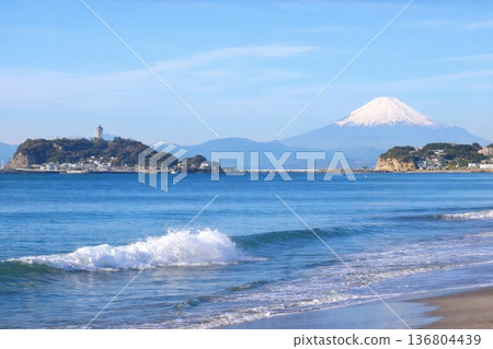 從海灘眺望江之島和富士山 136804439