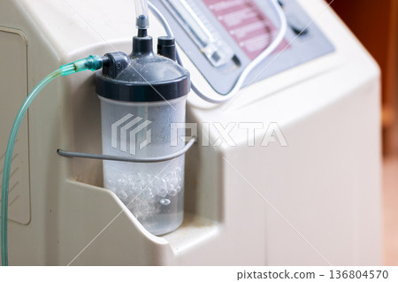 Small reusable oxygen humidifier with digital controls and visual bubbling chamber Small reusable oxygen humidifier with digital controls and visual bubbling chamber 136804570