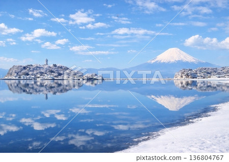 從海灘看到的江之島和富士山的雪景 136804767