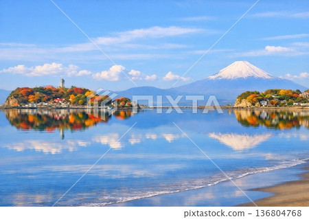 從海灘眺望江之島和富士山，秋葉美景盡收眼底。 136804768