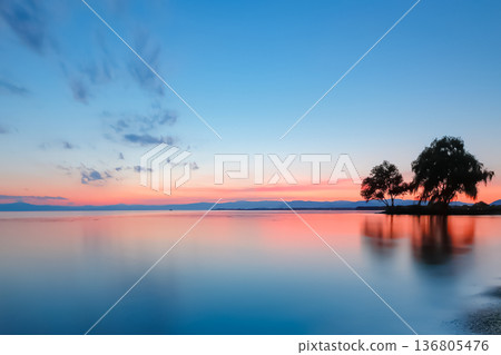 琵琶湖傍晚的景色美極了，湖面平靜如鏡。 136805476