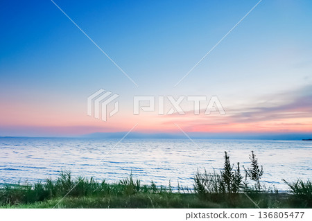 黃昏時分的琵琶湖和寧靜的湖畔景色 136805477