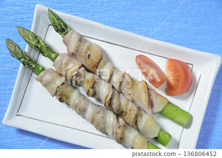 Green asparagus wrapped in pork belly 136806452
