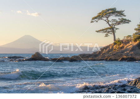 Tateishi Beach in Akitani, Yokosuka City, Kanagawa Prefecture, and Mount Fuji at dusk 136807372