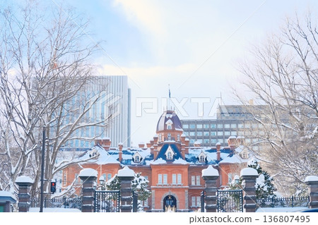 白雪覆蓋的紅磚政府大樓：札幌的冬天景色與歷史脈搏 136807495