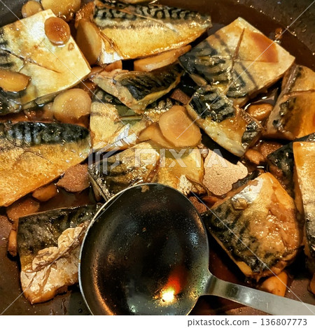 紅燒鯖魚正在烹調 紅燒鯖魚正在烹調 136807773