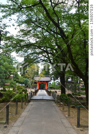 The Four-legged Gate (Red Gate) seen from inside the temple grounds (Erinji Temple, Enzangoyashiki, Koshu City, Yamanashi Prefecture) 136807816