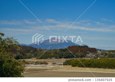 從都城市橫市町遠眺霧島山脈 從都城市橫市町遠眺霧島山脈 136807926