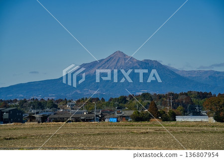從都城市金田町看到的霧島山脈 從都城市金田町看到的霧島山脈 136807954