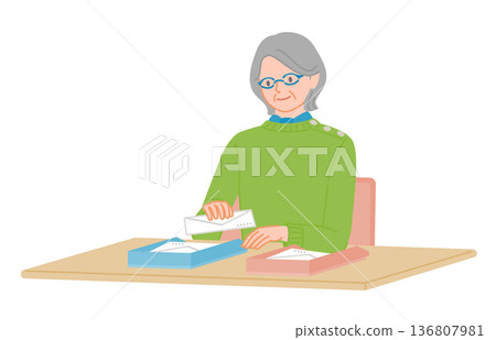 老婦人們正在將信封分揀到托盤裡 136807981