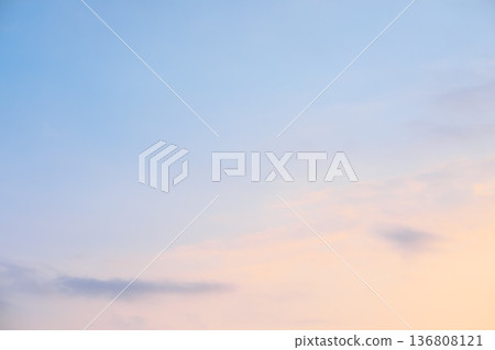 天空染上了柔和的夕陽色,那是希望的漸變。 天空染上了柔和的夕陽色,那是希望的漸變。 136808121