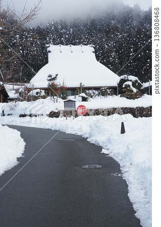 Winter thatched roof village in Miyama, Kyoto 136808468