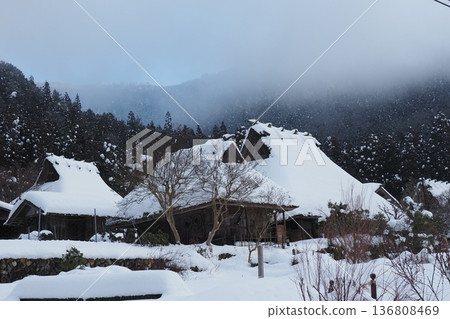 美山的茅草屋被白雪覆蓋 美山的茅草屋被白雪覆蓋 136808469