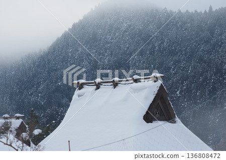 白雪皚皚的美山茅草屋頂和群山 白雪皚皚的美山茅草屋頂和群山 136808472