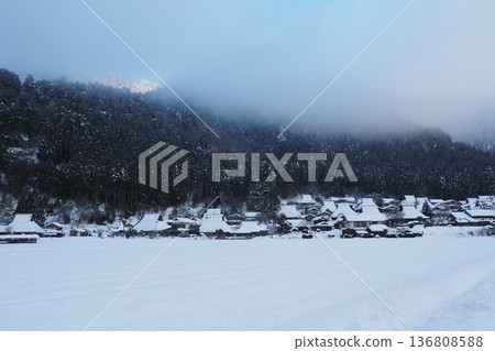 冬日美山茅吹村的雪景 冬日美山茅吹村的雪景 136808588