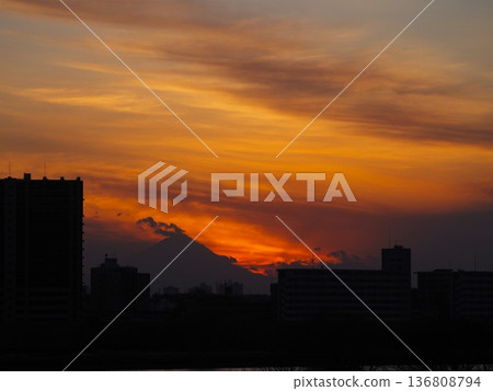 夕陽西下,紅色的雲彩映襯著富士山的輪廓。 夕陽西下,紅色的雲彩映襯著富士山的輪廓。 136808794