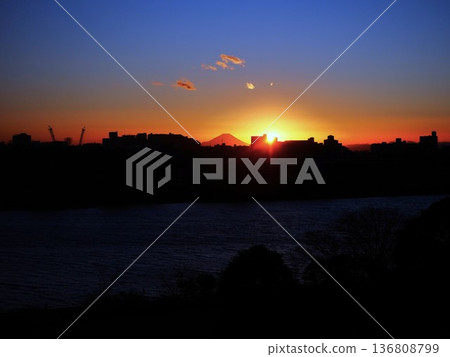橙色的夕陽和富士山的輪廓 橙色的夕陽和富士山的輪廓 136808799