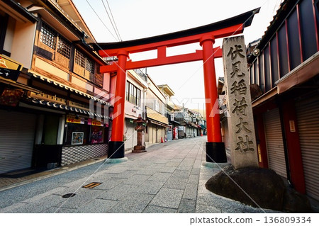 Kyoto Prefecture, Fushimi Inari Taisha Shrine, Torii gate on the back approach, Fukakusa Yabunouchicho, Fushimi Ward, Kyoto City Kyoto Prefecture, Fushimi Inari Taisha Shrine, Torii gate on the back approach, Fukakusa Yabunouchicho, Fushimi Ward, Kyoto City 136809334