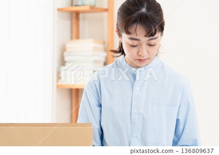 一位女士正在整理不需要的物品。 136809637
