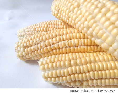 Fresh corn cobs with pale yellow kernels, neatly arranged and ready for agriculture, cooking, and nutrition content. Fresh corn cobs with pale yellow kernels, neatly arranged and ready for agriculture, cooking, and nutrition content. 136809797