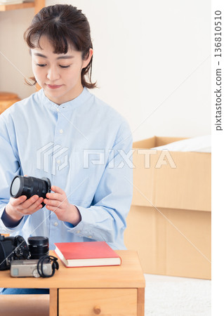 一位女士正在整理不需要的物品。 136810510