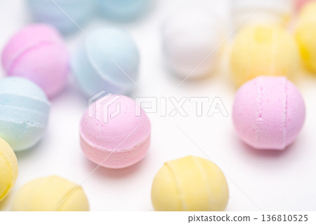 粉彩色的圓形彈珠汽水糖 粉彩色的圓形彈珠汽水糖 136810525