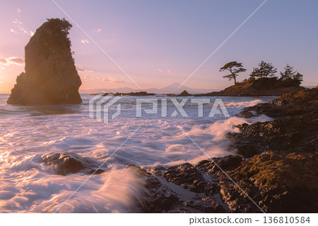 傍晚時分，用慢速快門拍攝的秋屋海灘和富士山被海浪拍打的景象。 136810584