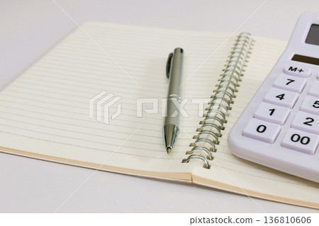 計算器和書寫用具 計算器和書寫用具 136810606