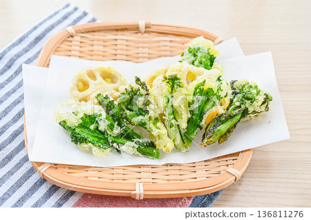 Rape blossom and lotus root tempura 136811276