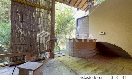 A wooden open-air bath and a Japanese atmosphere in an old house 136811461