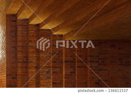 這座紅磚建築的幾何形內部空間沐浴在自然光中。 136811537