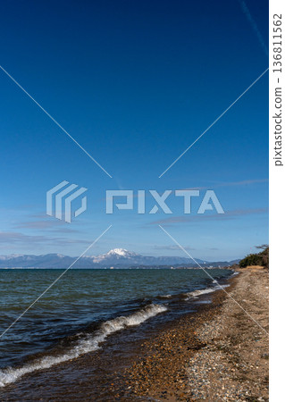 隆冬時節的琵琶湖，遠方是白雪皚皚的港北群山。 136811562