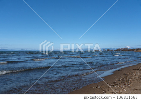 隆冬時節的琵琶湖,遠方是白雪皚皚的港北群山。 隆冬時節的琵琶湖,遠方是白雪皚皚的港北群山。 136811565