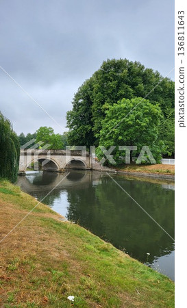 this is the bridge and building surrounding Cambridge university  136811643