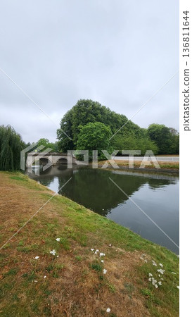 this is the bridge and building surrounding Cambridge university  136811644