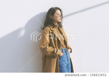 穿著外套的時尚女人 136811652