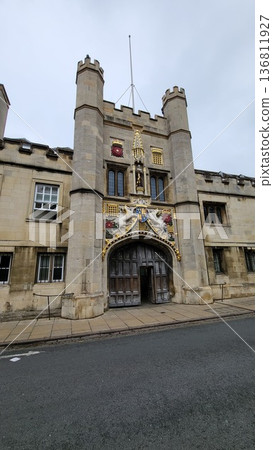 this is building surrounding Cambridge university  136811927