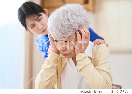 亞洲老年女性因照顧家人而憂鬱 136812272
