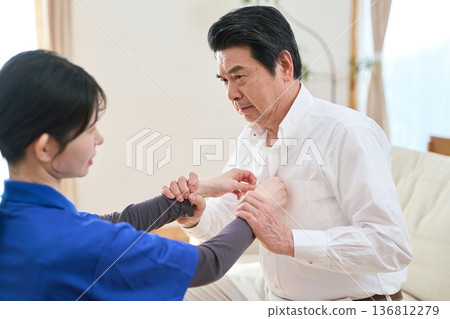 亞洲老年男子拒絕居家護理 136812279