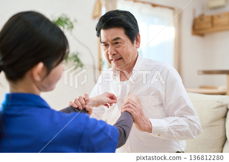 亞洲老年男子拒絕居家護理 136812280