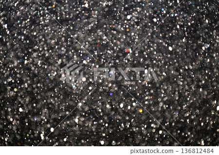 Out-of-focus rain falling in the middle of the night [Flash photography] [Bokeh] 136812484