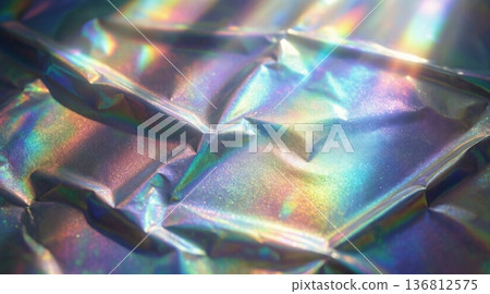 皺褶金屬箔的抽象背景素材，帶有美麗的虹彩全像紋理。 136812575