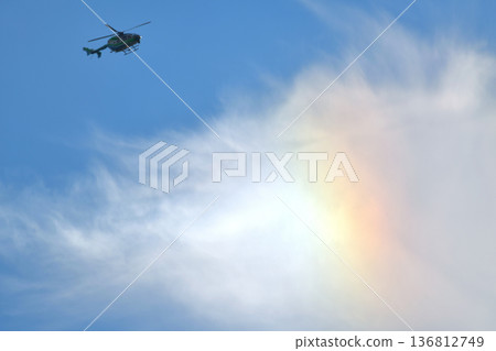藍天、彩虹雲和直升機 136812749