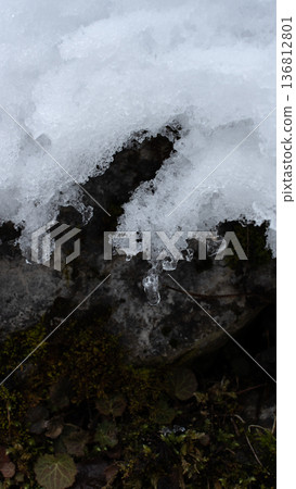 路邊積雪和地面 136812801