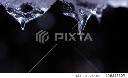 Snow hanging down from the eaves 136812805