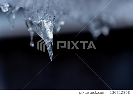 屋簷下垂著積雪 136812808