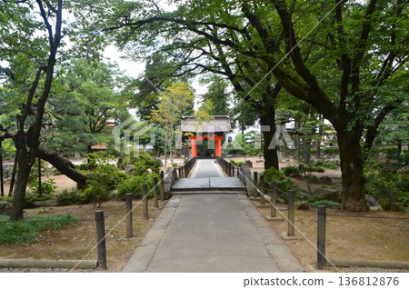 The Four-legged Gate (Red Gate) seen from inside the temple grounds (Erinji Temple, Enzangoyashiki, Koshu City, Yamanashi Prefecture) 136812876