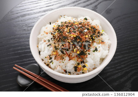 撒上米飯 136812904