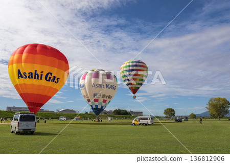 漂浮在藍天的氣球 136812906